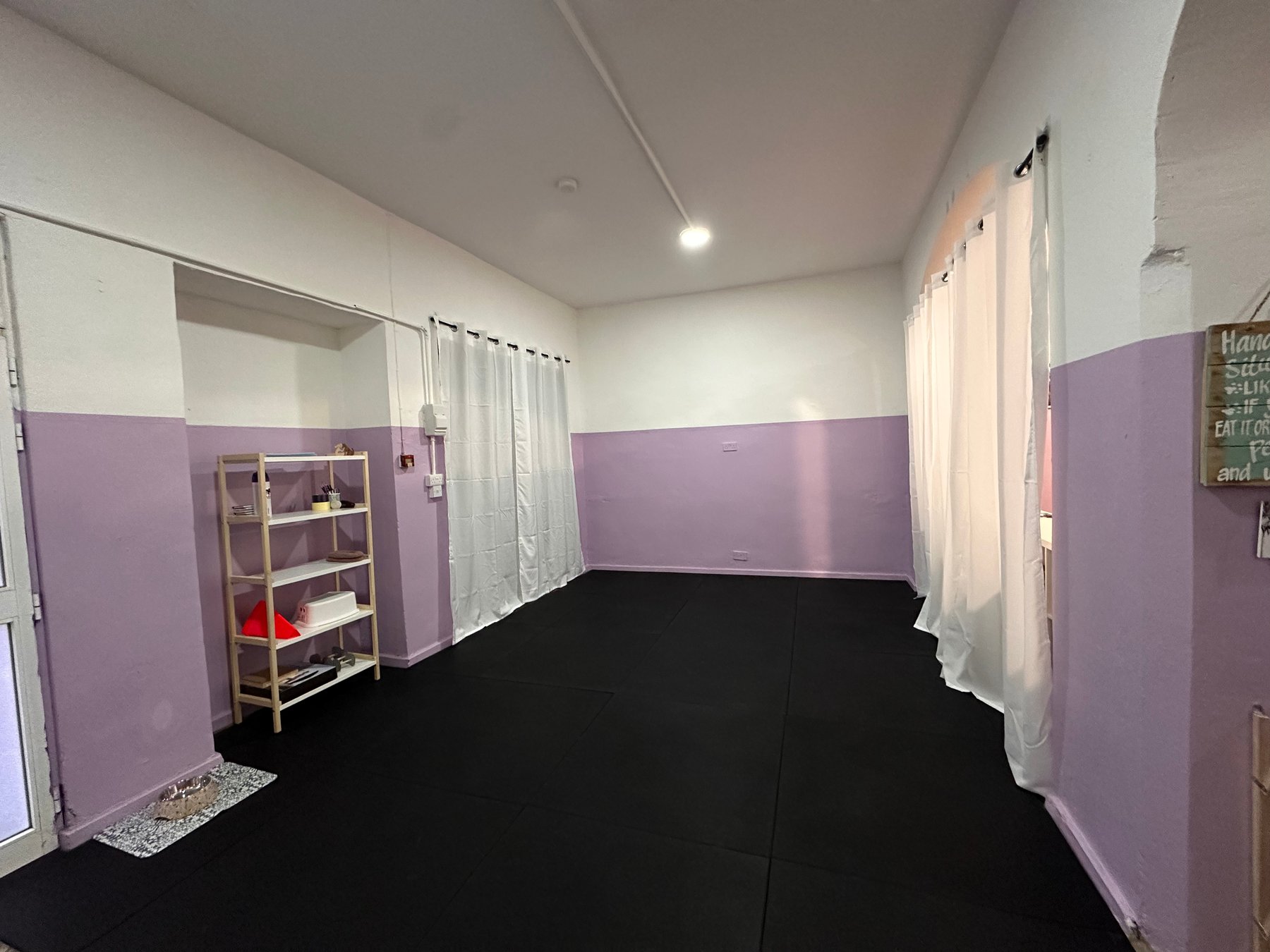 El estudio de Dancing Paws en Gibraltar, con suelo de goma gruesa y accesorios de adiestramiento